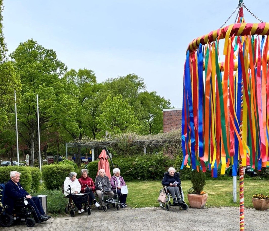 Maibaumaufstellung im Seniorenheim "Am Volksgarten" in Dortmund