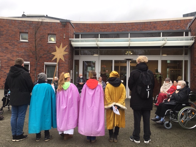 Sternsinger vor dem Seniorenzentrum "Am Volksgarten" in Dortmund