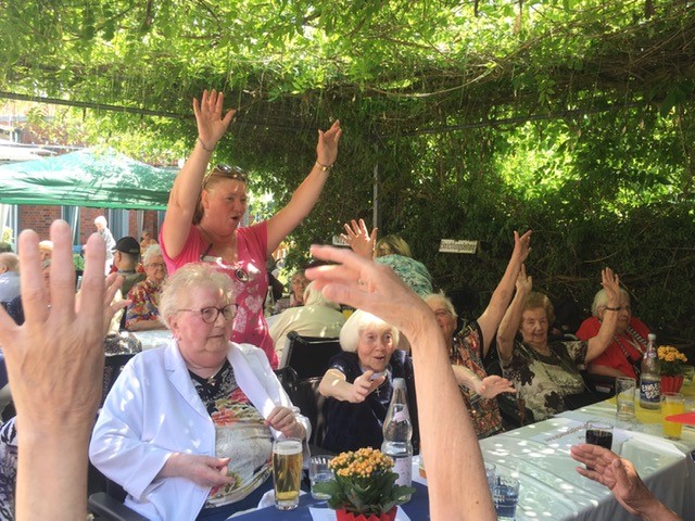 Bewohner beim Sommerfest Seniorenzentrum Am Volksgarten