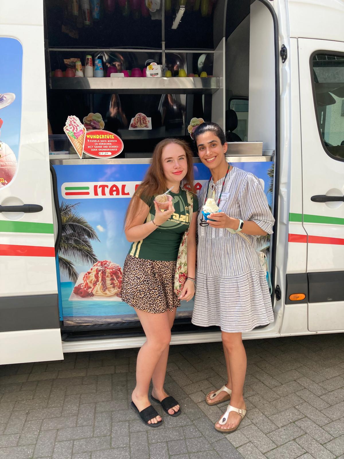 Mitarbeitende genossen lecker Eisbecher