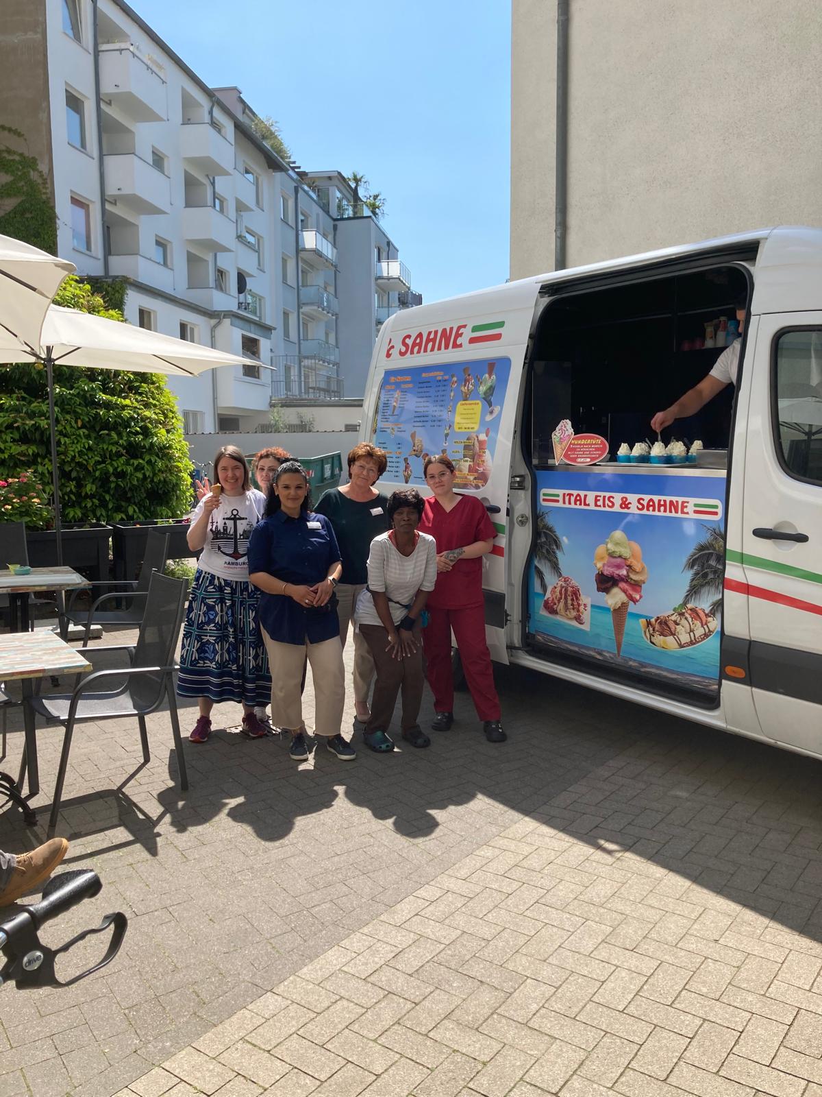 Mitarbeitende genossen lecker Eisbecher