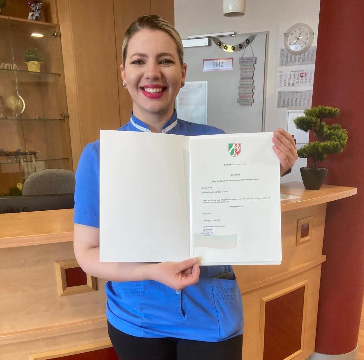 Mitarbeiterin hat ihren Abschluss gemacht