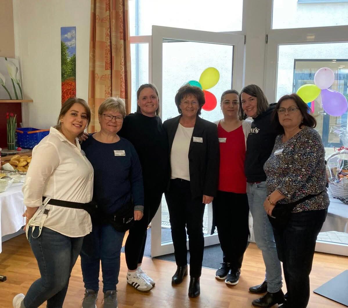 Mitarbeiterinnen feiern gemeinsam mit Einrichtungsleitung