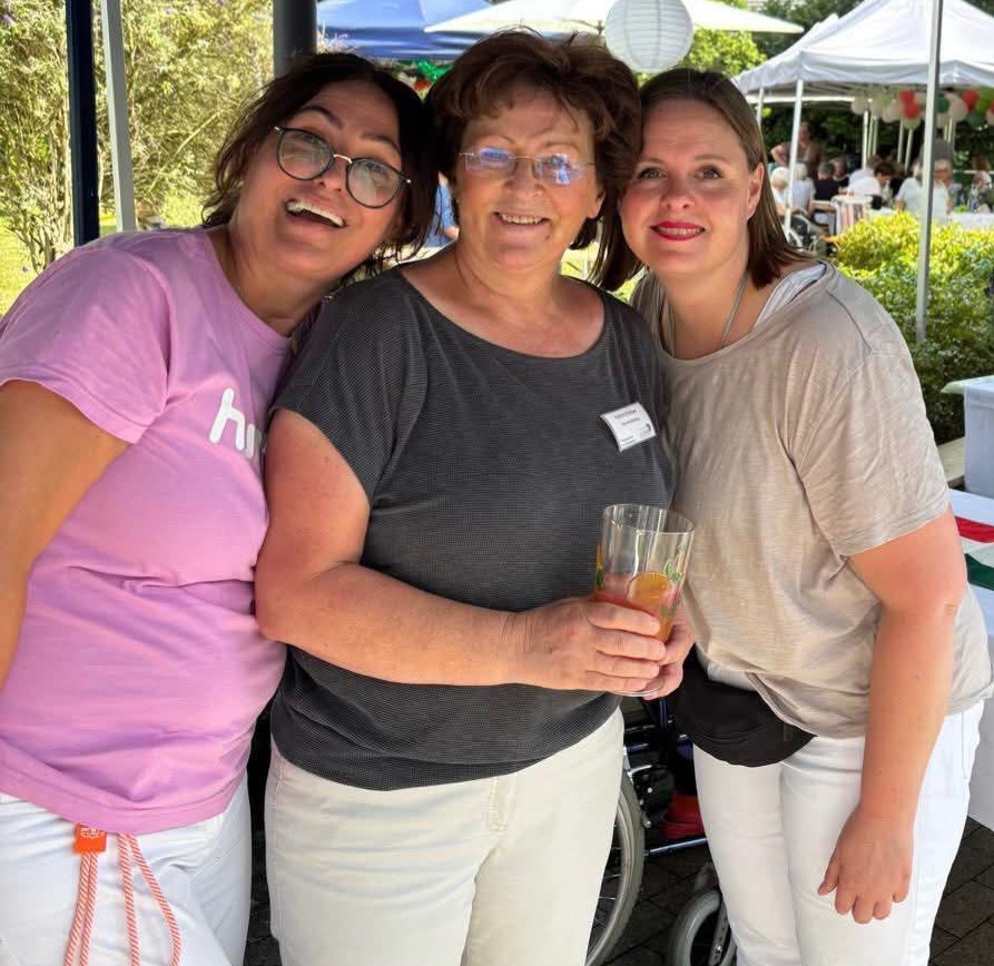 Mitarbeiter feiern auf den Sommerfest