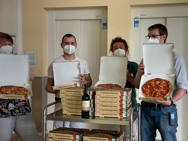 Mitarbeiter mit bestellter Pizza zum Tag der Pflege im Seniorenheim "Am Müllerbrunnen" in Dresden
