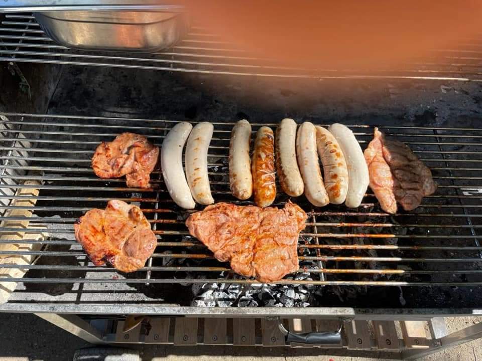 Würstchen und Steak auf dem Grill bei der während der Grillwoche im Seniorenzentrum AGO Dresden