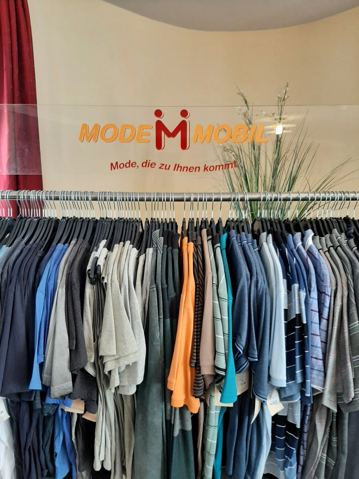 Modemobil mit Kleidung zum Verkauf im Seniorenheim AGO Dresden