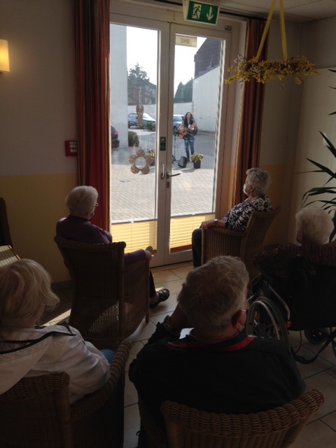 Bewohner des Seniorenheims Elsdorf schauen Konzert zu Ostern zu