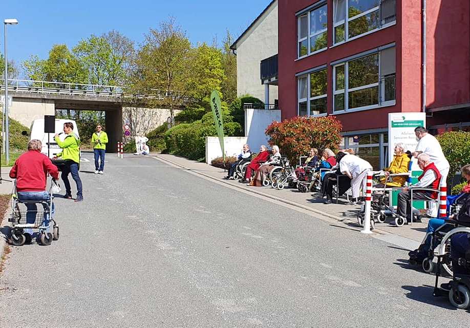 Bewohner der Senioren-Residenz "Domherrengarten" in Essenheim lauschen dem SWR 4 Frühlingsfest