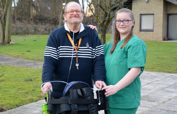 Auszubildende Vanessa Harder mit dem Bewohner im Garten