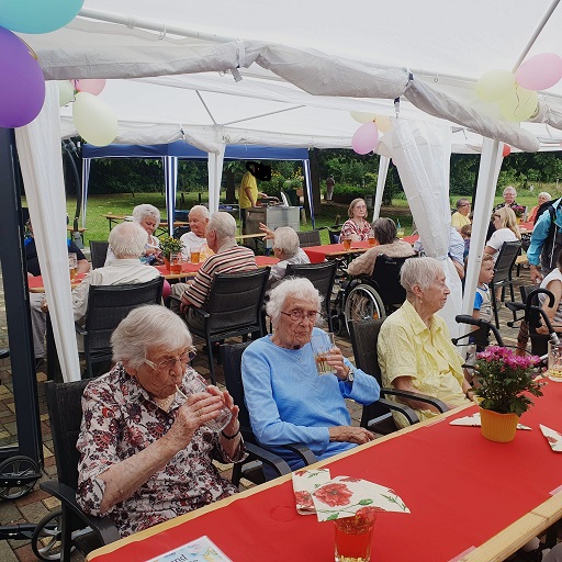 Bewohner beim Sommerfest