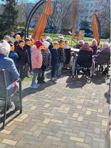 Kinder suchen Leckerein