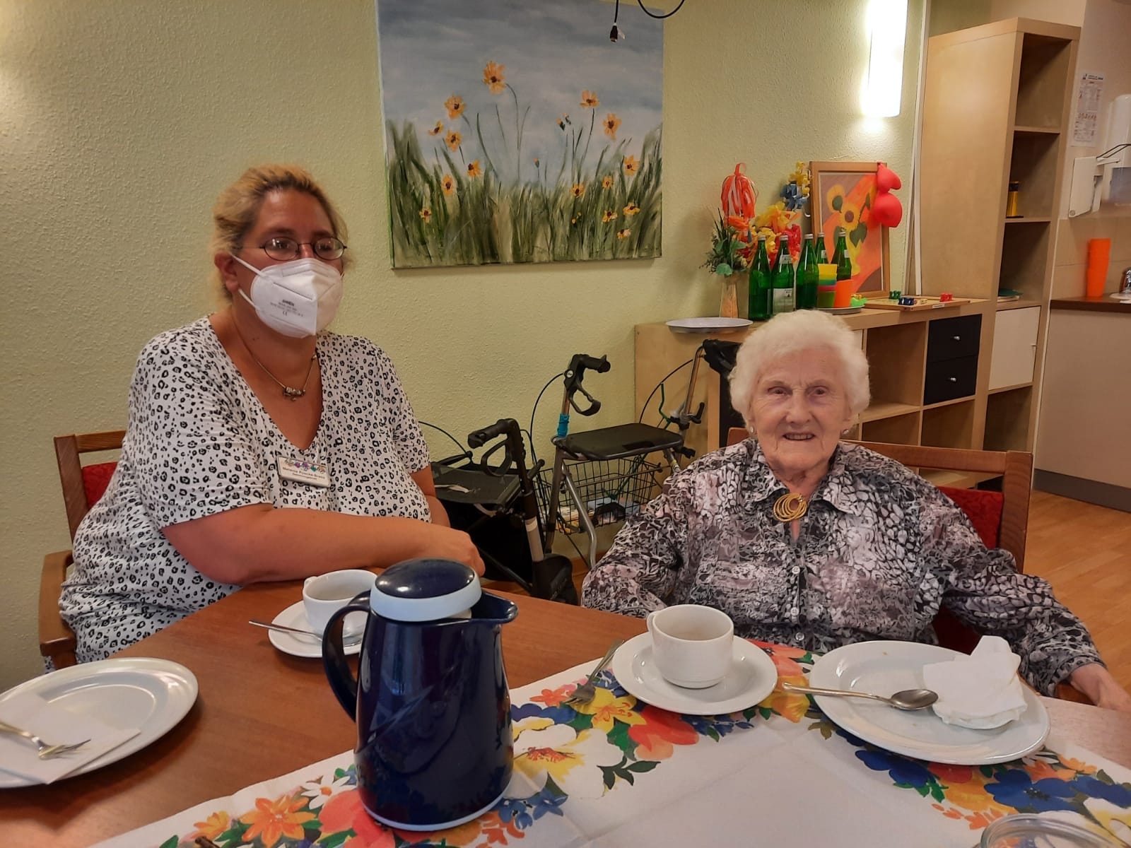 Betreuerin und Bewohnerin beim Geburtstagscafe im Seniorenzentrum Kapernaum in Hamburg