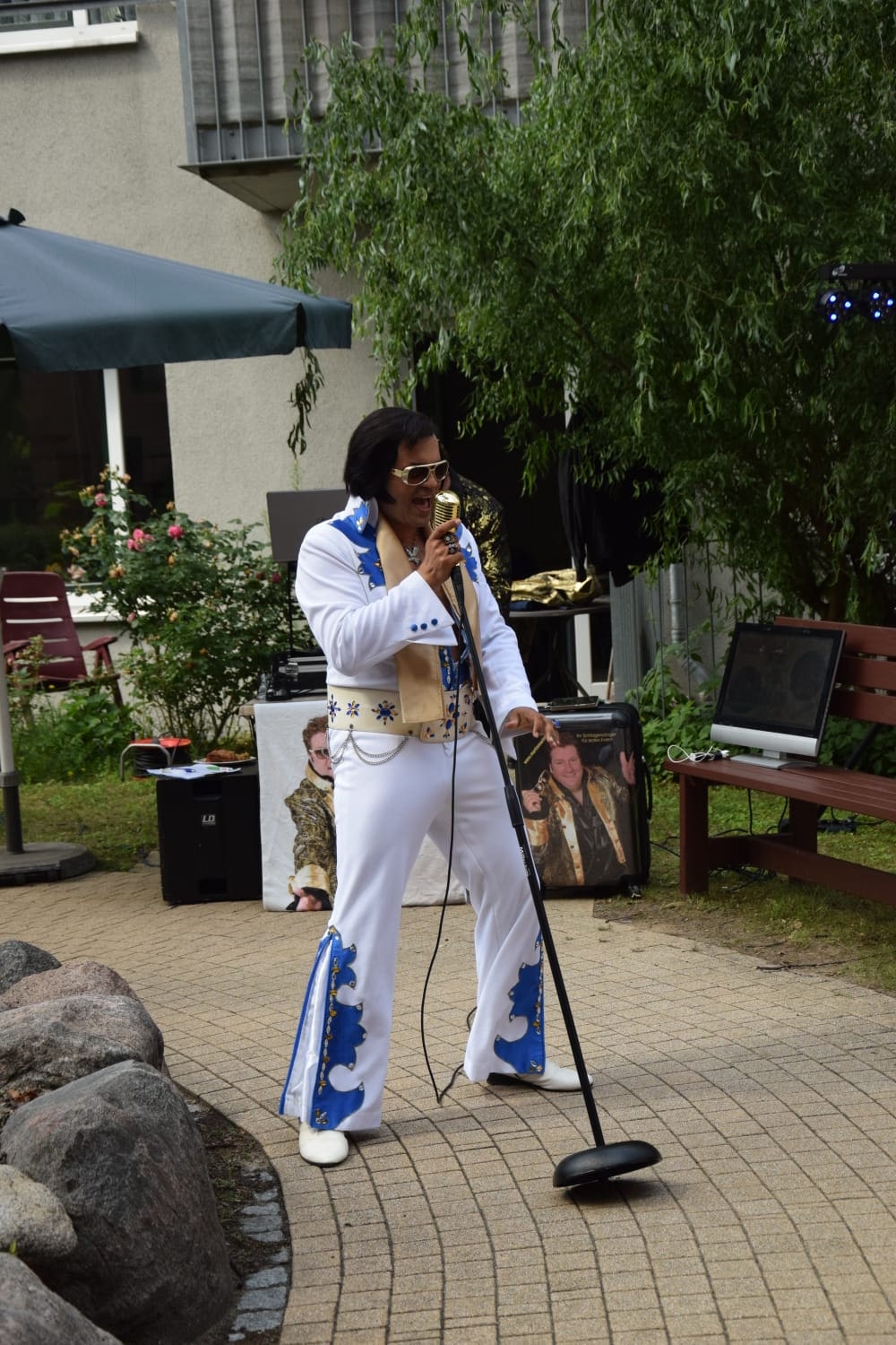 Elvis singt beim Sommerfest im Seniorenzentrum Kapernaum in Hamburg