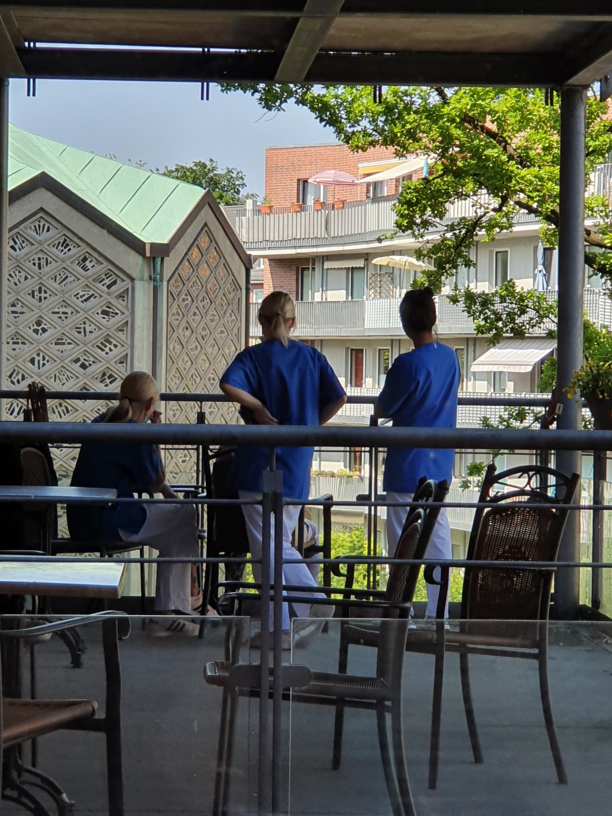 Pflegekräfte schauen auf den Streichelzoo vor dem Seniorenzentrum Kapernaum in Hamburg