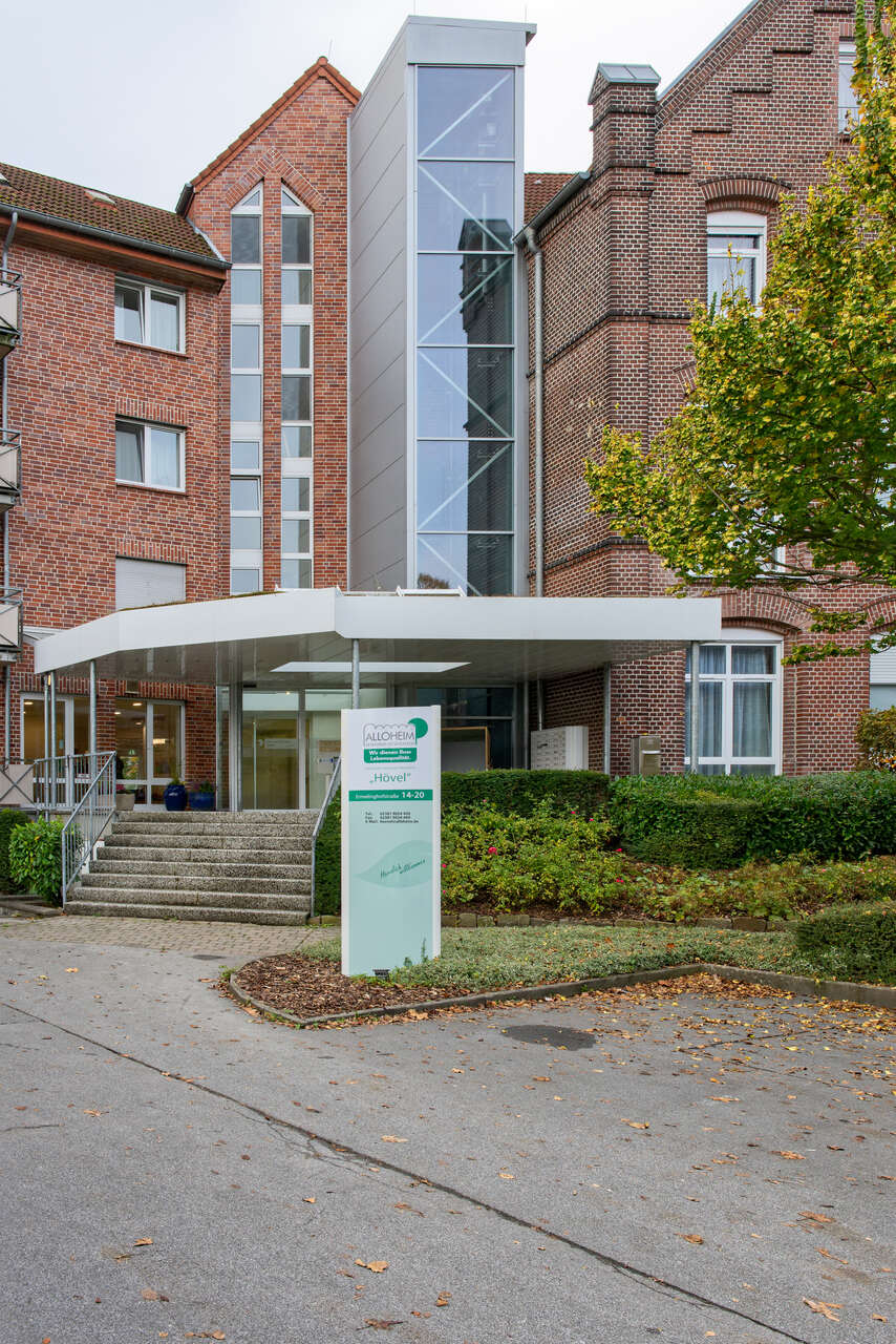 Eingang mit Pylon zur Senioren-Residenz in Hamm