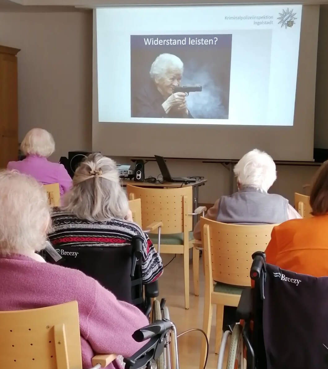 Vortrag der Polizei in der Alloheim Senioren-Residenz "Elisa" in Ingolstadt