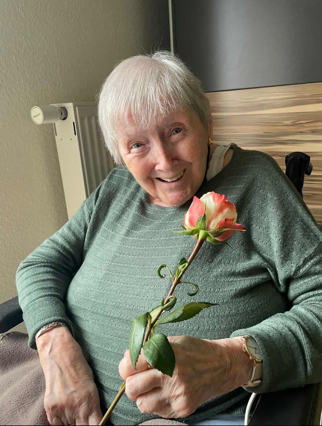Bewohnerin mit einer Rose als Geschenk zum Valentinstag 2024