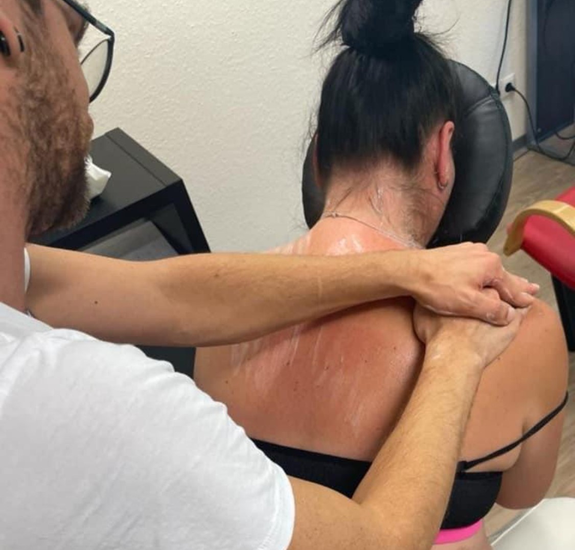Mitarbeiterin erhält eine Massage während des Gesundheitstages