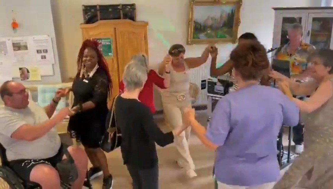 Bewohner tanzen beim Sommerfest 2023 im Alloheim Theresiahaus
