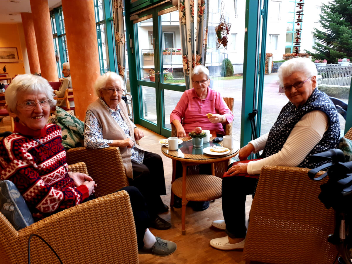 Seniorinnen sitzen bei Kaffee und Waffel in der Cafeteria des Altenheims "Waldersee" in Lübeck