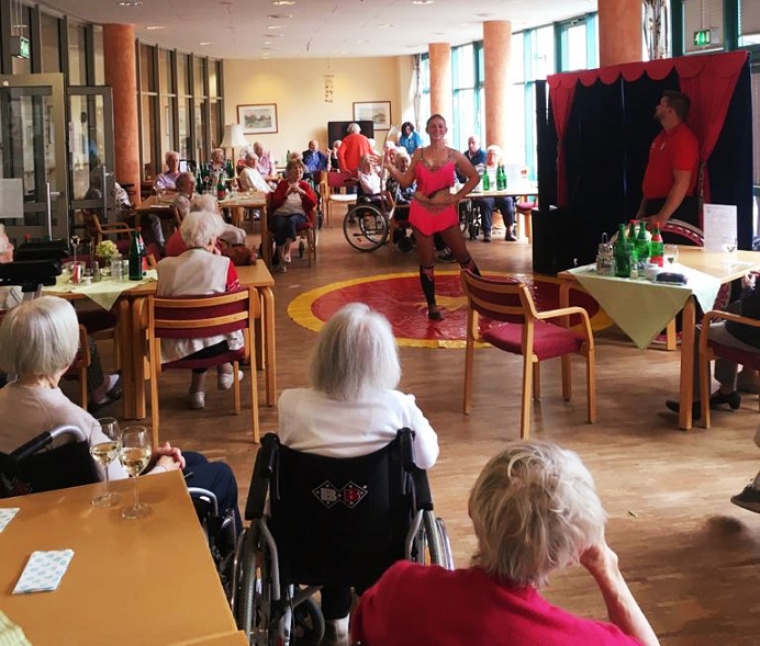 Circus Happy zu Gast in der Alloheim Senioren-Residenz "Waldersee" 
