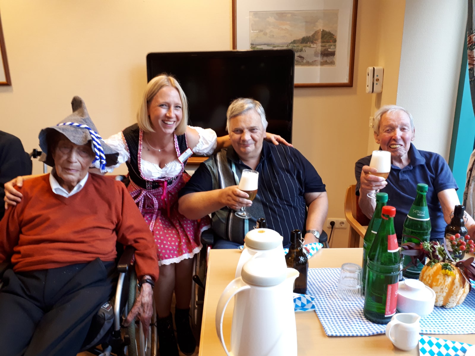 Senioren mit Mitarbeiterin in der Pflege beim Oktoberfest in der Senioren-Residenz "Waldersee" in Lübeck