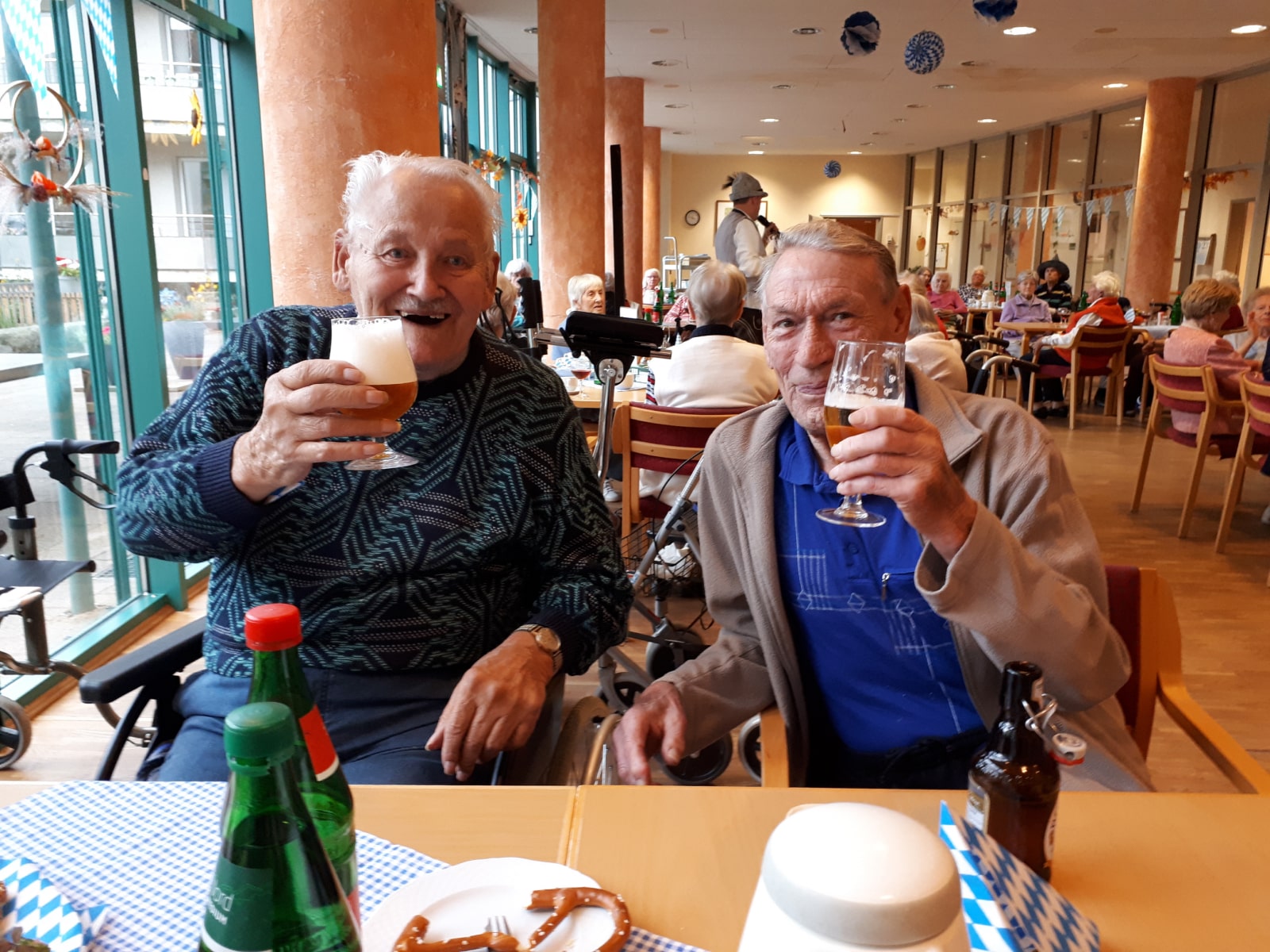 Senioren mit alkoholfreiem Bier beim Oktoberfest im Altenheim "Waldersee" in Lübeck