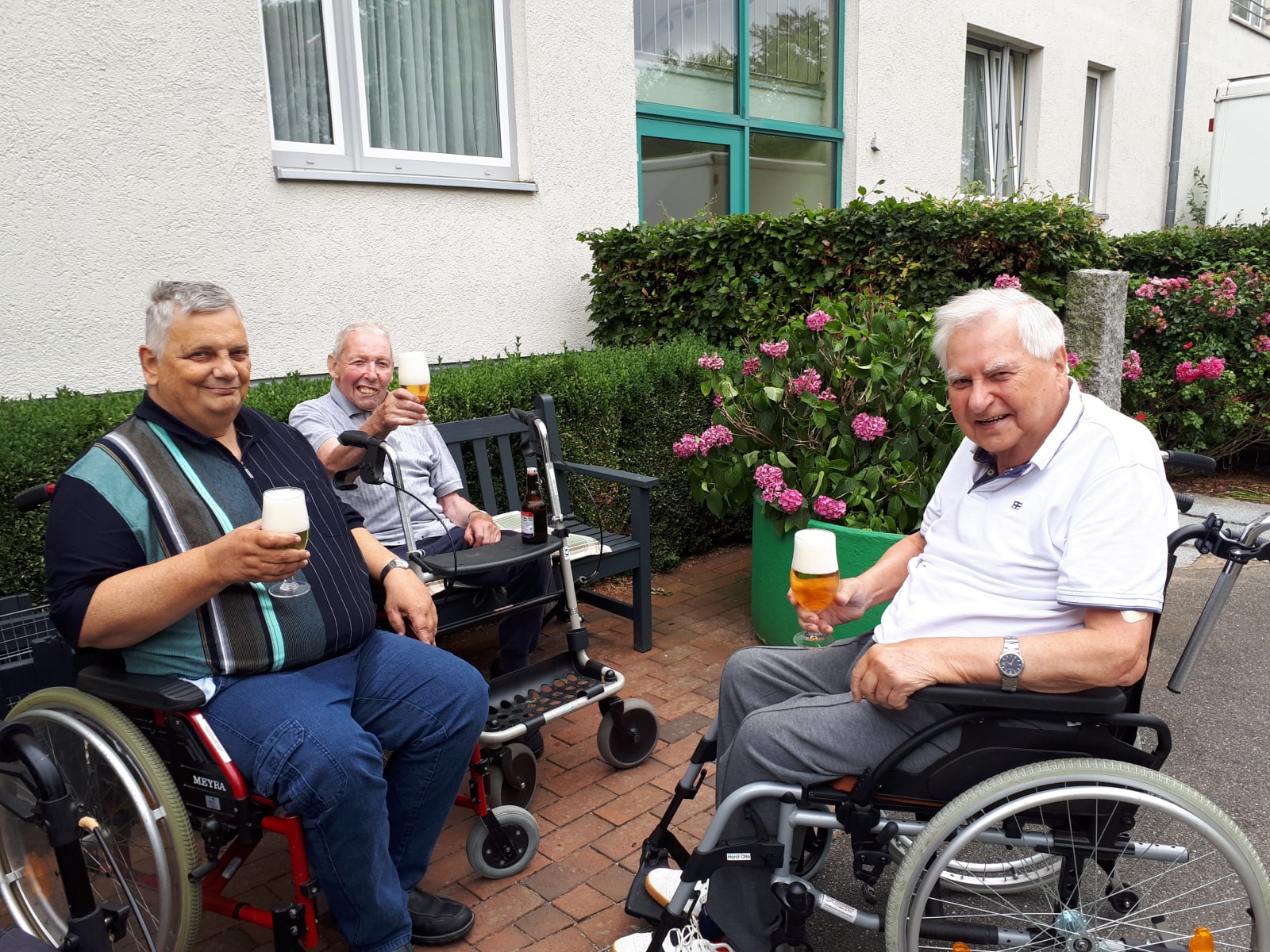 Bewohner trinken Bier beim Oldtimer-Treffen in der Senioren-Residenz Waldersee in Lübeck