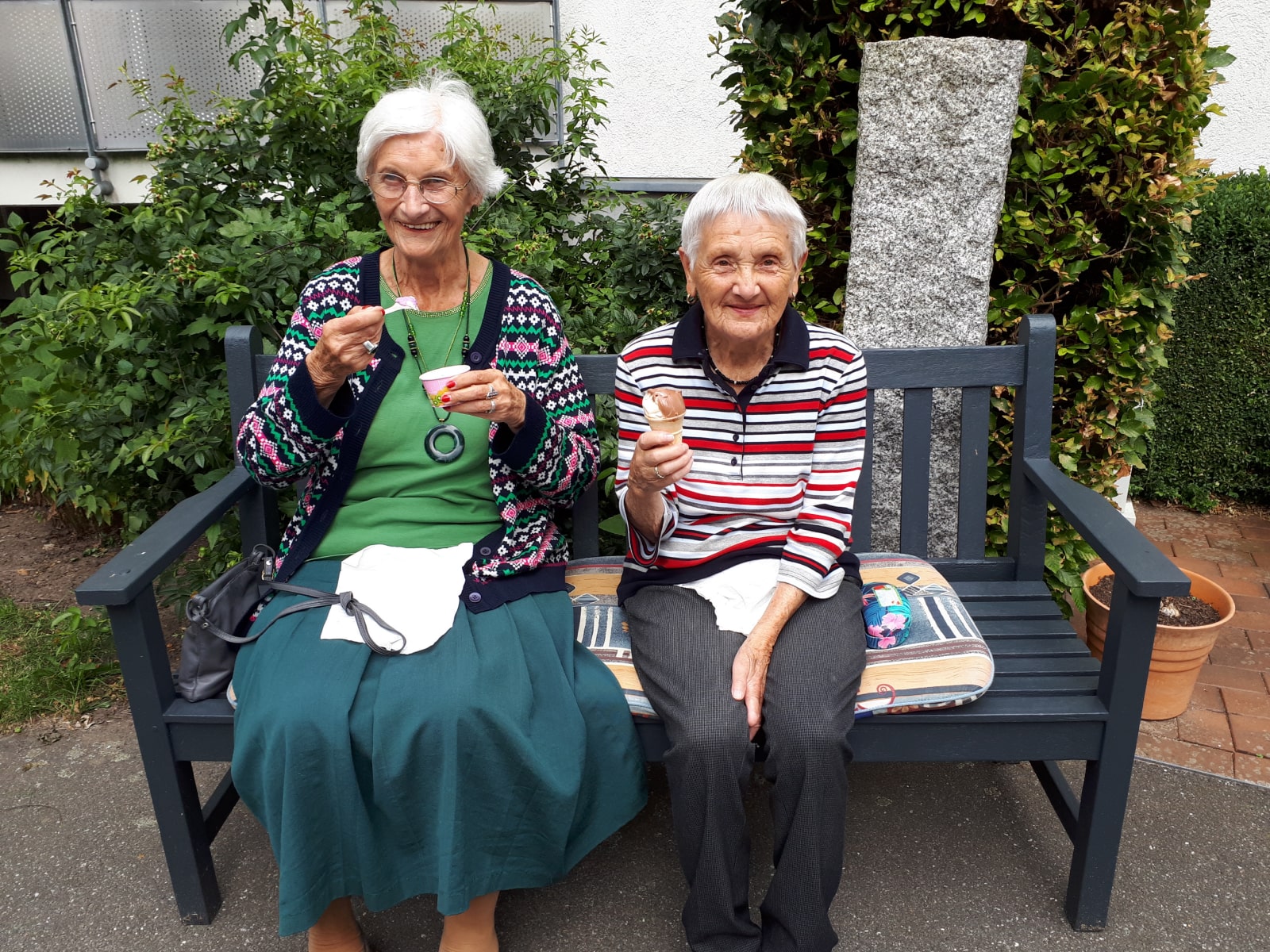Seniorinnen essen Eis beim Oldtimer-Treffen im Altenheim Waldersee in Lübeck