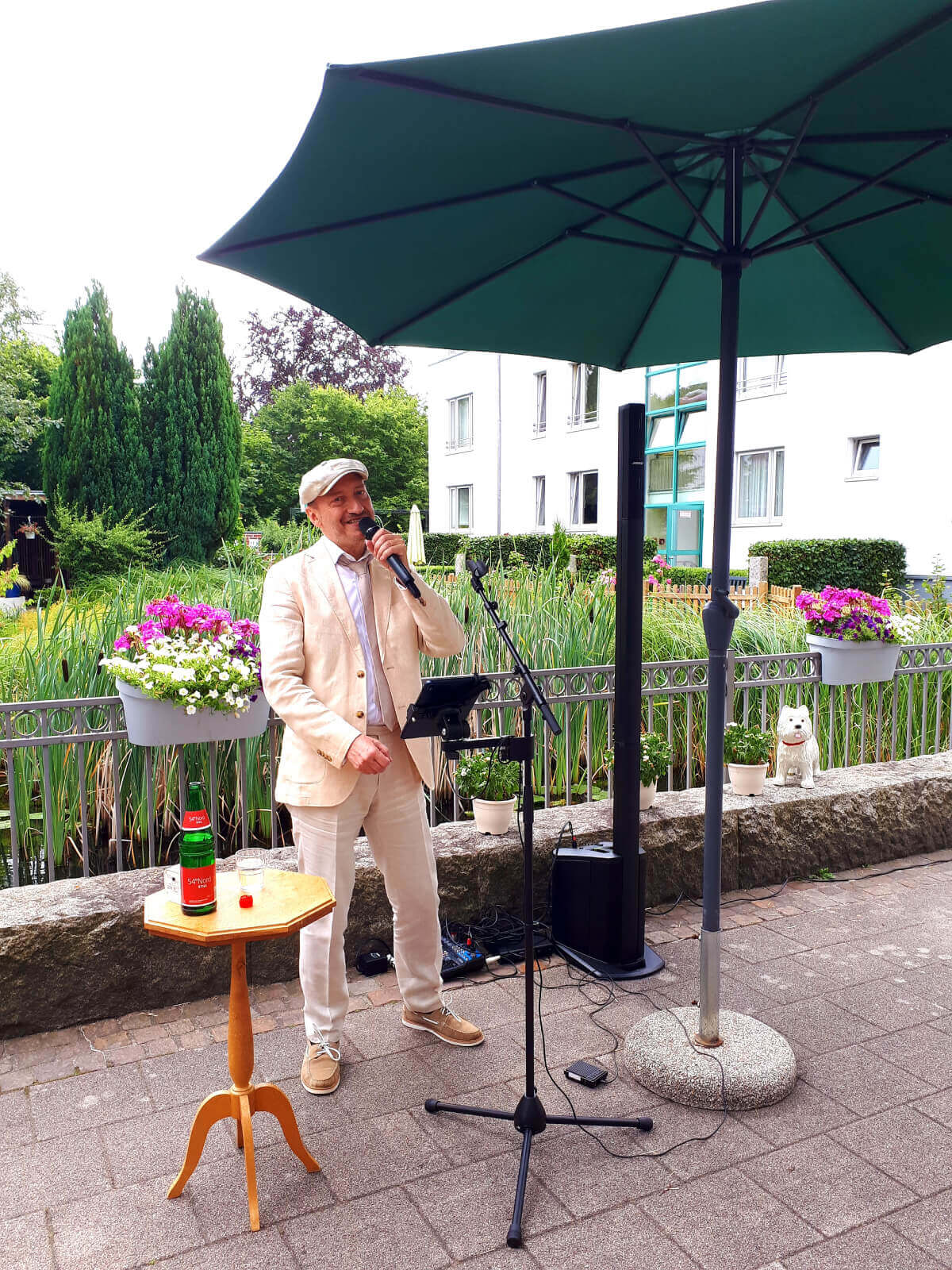 Sänger Herr Oswald singt für die Bewohner des Seniorenheims in Lübeck