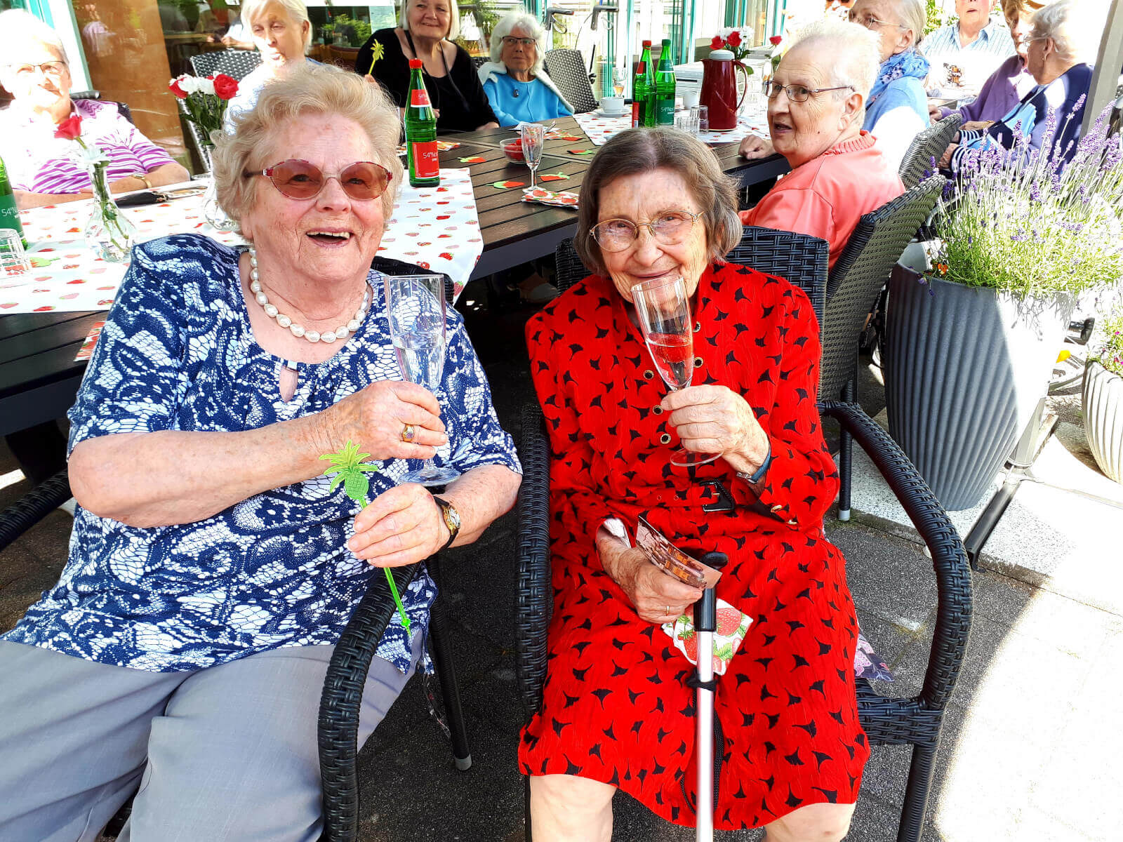 Seniorinnen stoßen an beim Erdbeerfest im Pflegeheim "Waldersee" in Lübeck