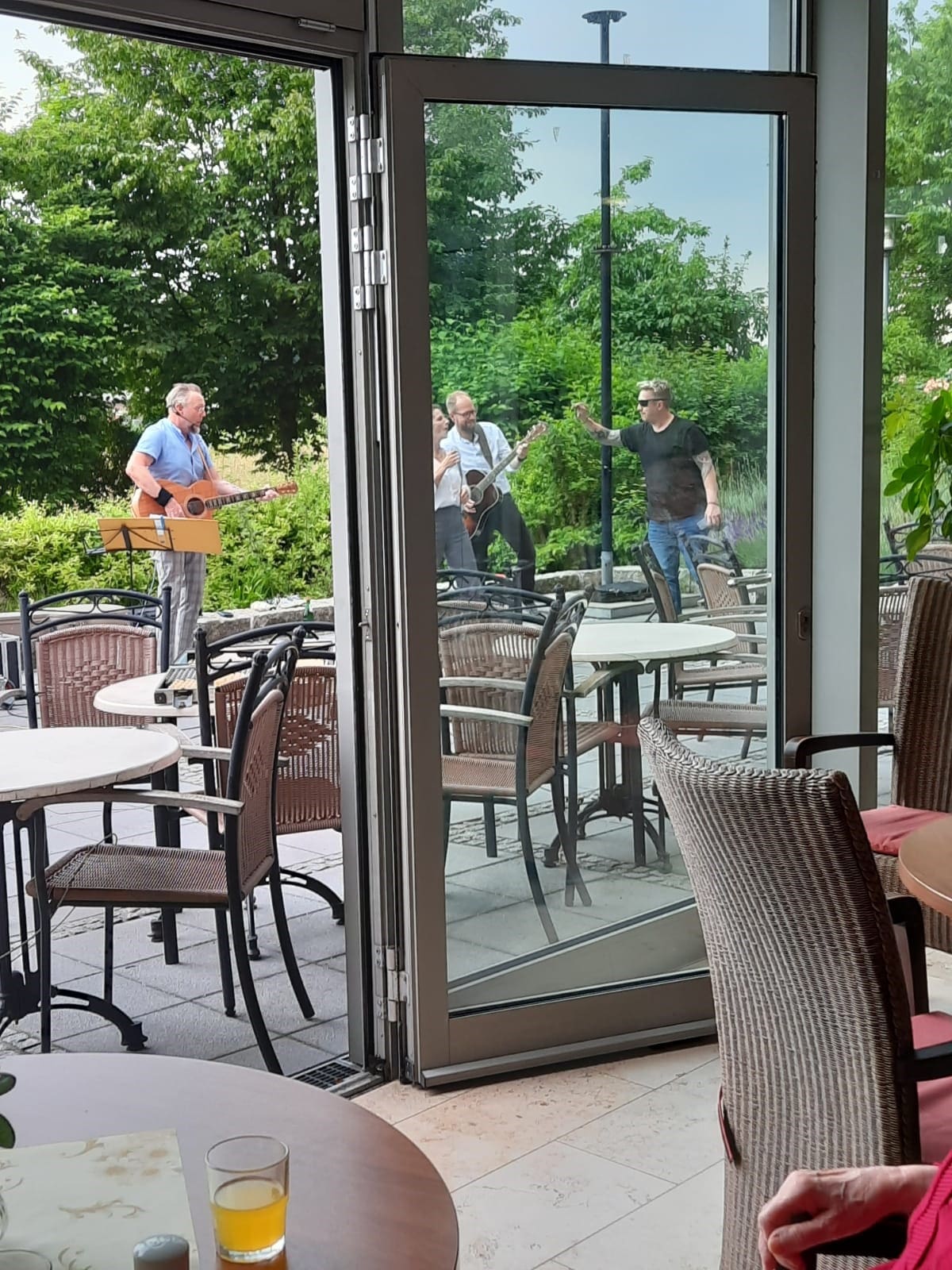 Musikalische Darbietung auf der Terrasse der Alloheim Residenz Osterfeld in Lünen