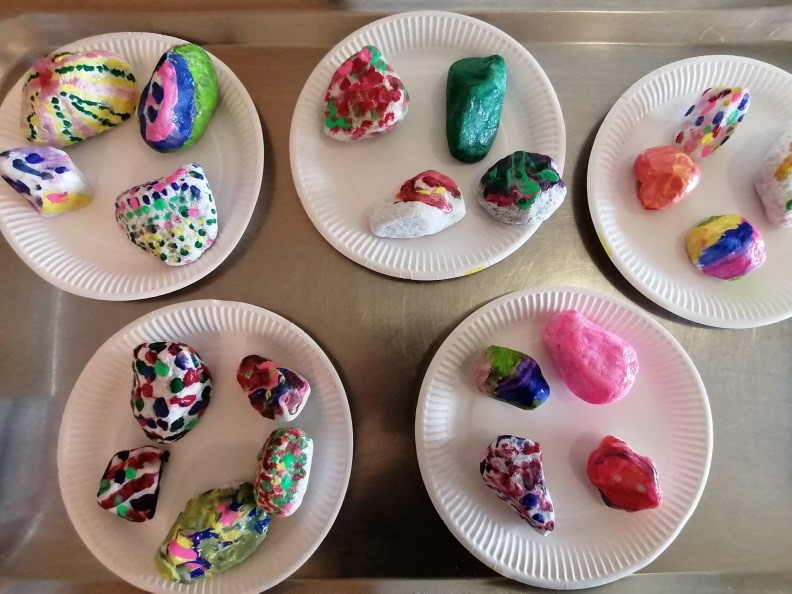 Bunt bemalte Steine zu Ostern in der Residenz Osterfeld in Lünen