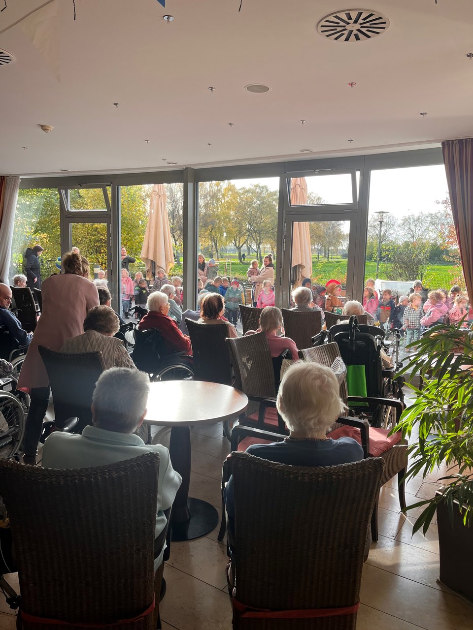 Die Kindergartenkinder besuchen die Senioren zu St.Martin