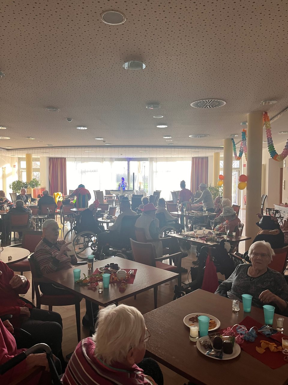 Bewohner bei der Karnevalsfeier mit Live-Musik