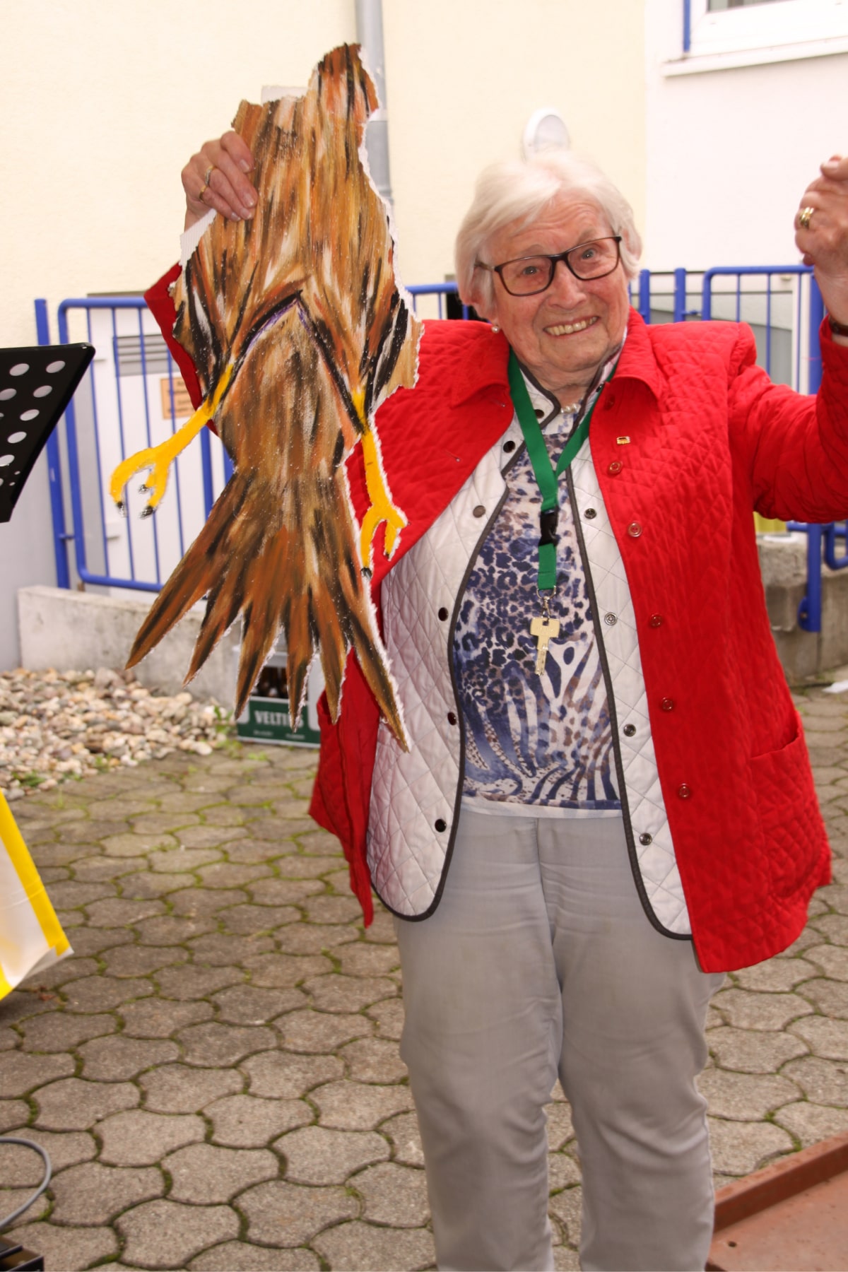 Schützenkönigin Maria Schulte mit Vogel beim Schützenfest im Altenzentrum Lindenhof in Meschede