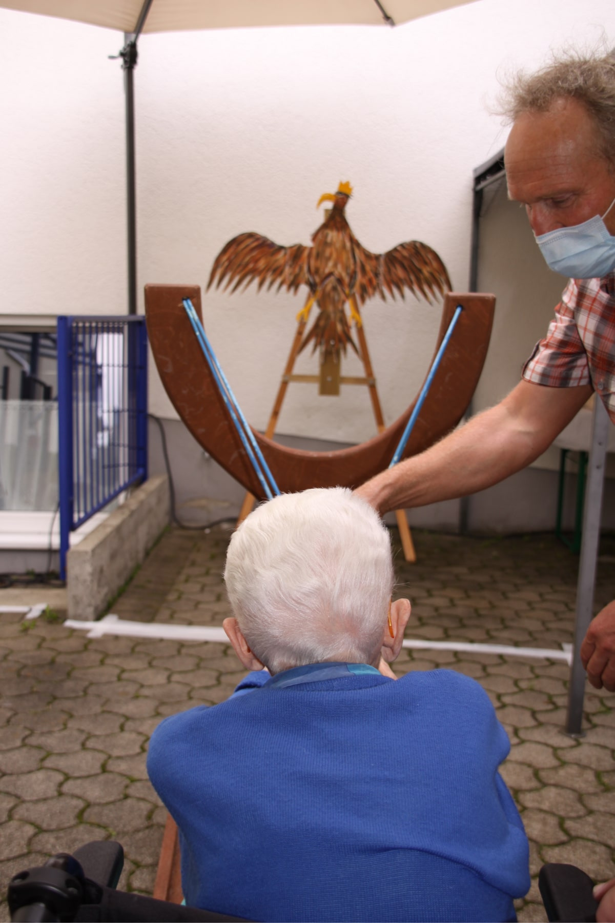 Bewohner wirft mit Riesenfletsche beim Schützenfest im Pflegeheim Lindenhof in Meschede