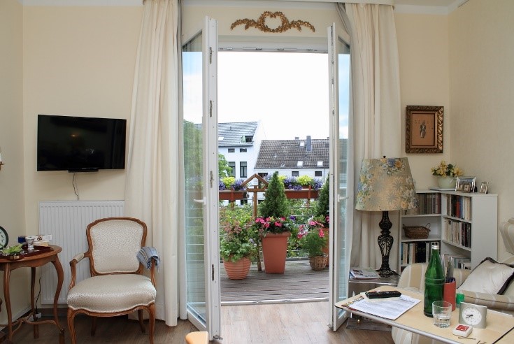 Zimmer mit Balkon in der Alloheim Senioren-Residenz Stiftstraße in Minden