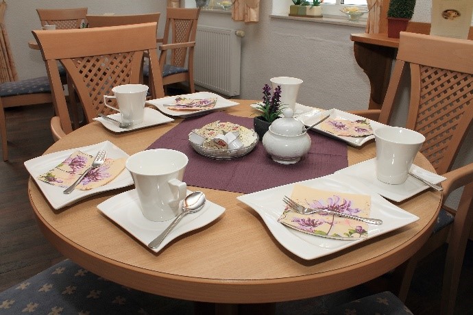 Gedeckter Tisch im Cafe der Alloheim Senioren-Residenz Weingarten in Minden