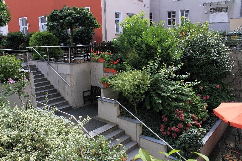 Garten vor der Alloheim Senioren-Residenz Weingarten in Minden