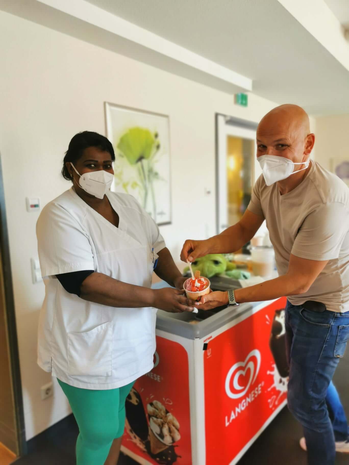 Mitarbeiterin im Seniorenzentrum "AGO Rosbach" bekommt Eis
