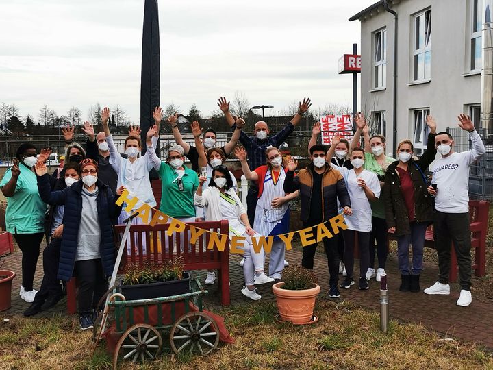 Gruppenfoto der Mitarbeiter des Seniorenheims in Rosbach mit der Girlande "Happy New Year"
