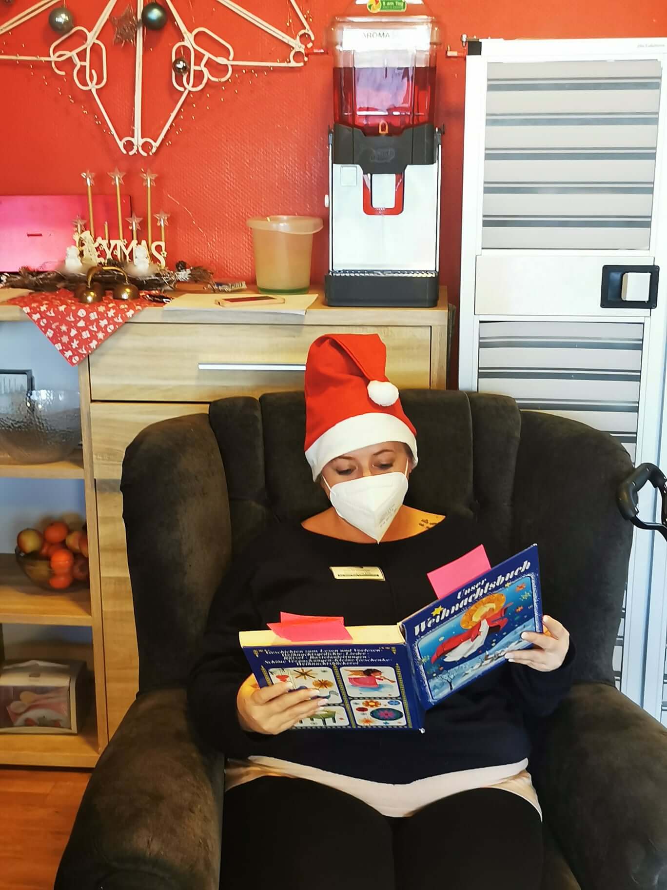 Mitarbeiterin des Seniorenheims AGO Rosbach liest eine Weihnachtsgeschichte vor