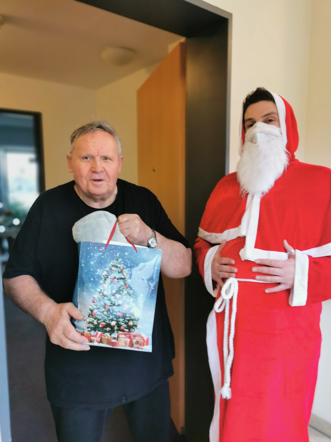 Bewohner des Altenheims "AGO Rosbach" erhält Geschenk vom Nikolaus