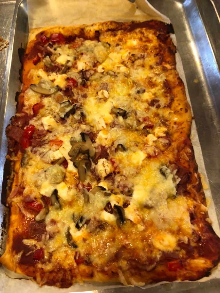 Selbstgemachte Pizza von der Hauswirtschaftsgruppe im AGO Rosbach