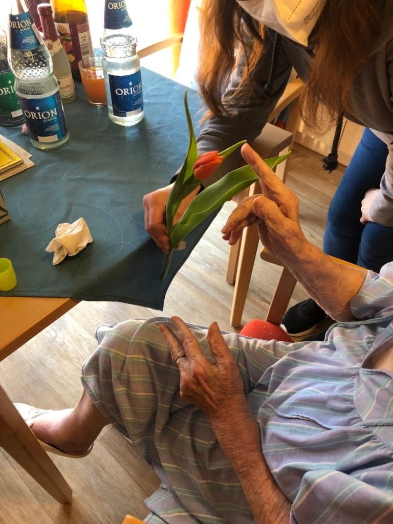 Blumen für Bewohnerinnen am Weltfrauentag