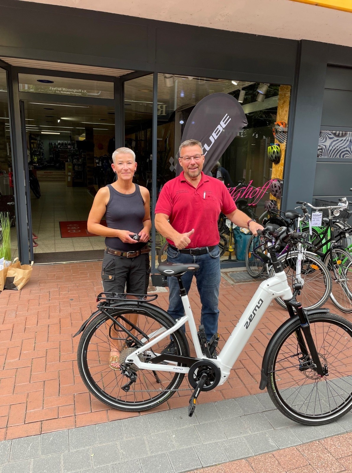 Mitarbeiter beim Fahrradkauf