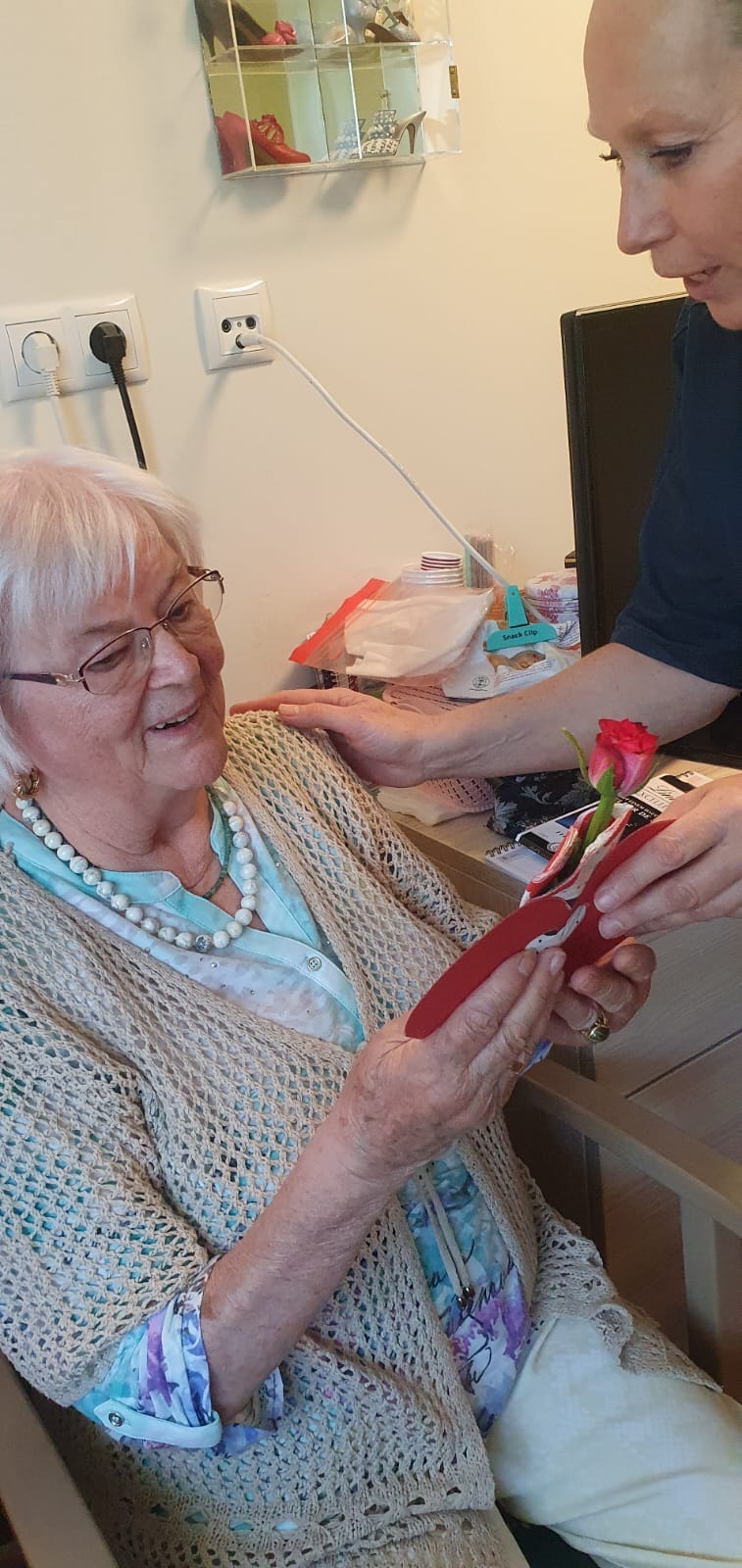 Muttertagsherz und Rose zum Muttertag für die Seniorinnen