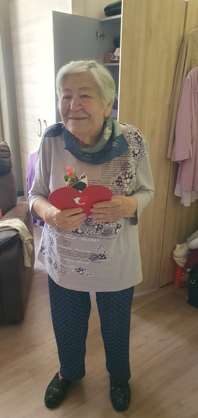 Freude einer Seniorin über ein Muttertagsgeschenk